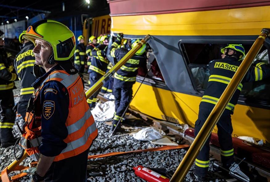 Σοβαρό σιδηροδρομικό ατύχημα στην Πράγα με 35 τραυματίες