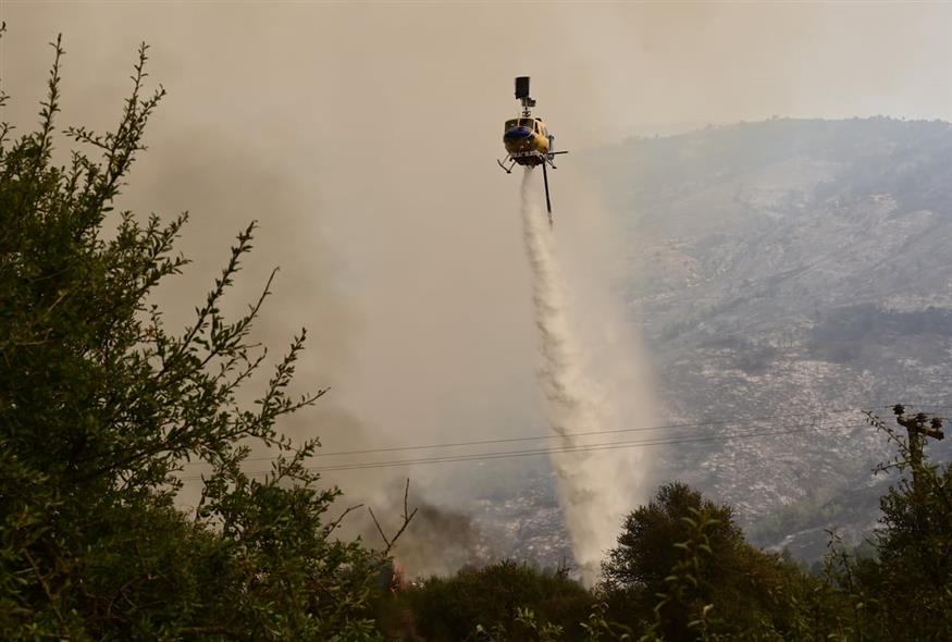 Φωτιά στις Γωνιές Μαλεβιζίου Περιορισμένα τα Σπίτια Κοντά Στην Εστία Ανάφλεξης