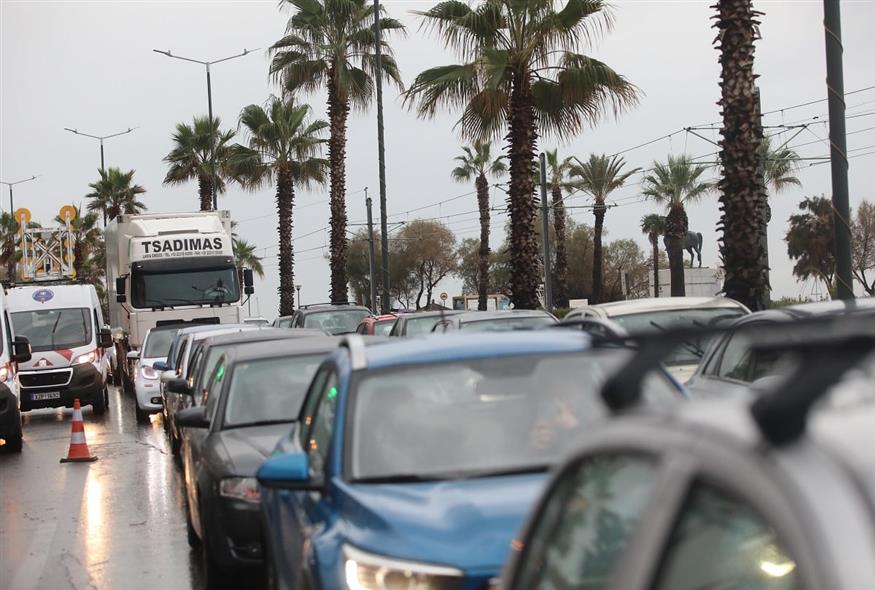 Τίτλος: Αυξημένη Κίνηση στην Παραλιακή λόγω Τροχαίου Ατυχήματος